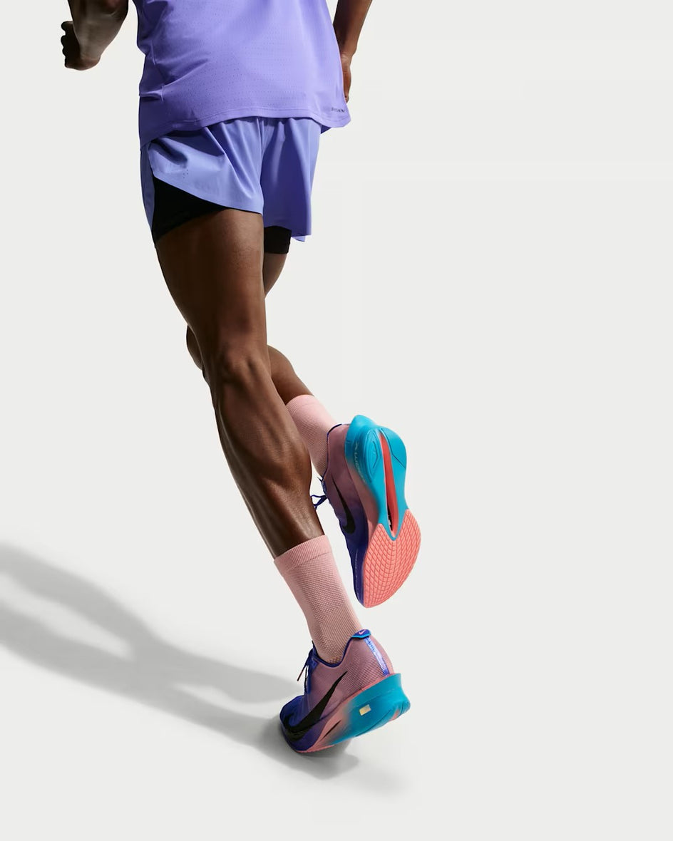 Hardloper in de Nike Vaporfly op asfalt