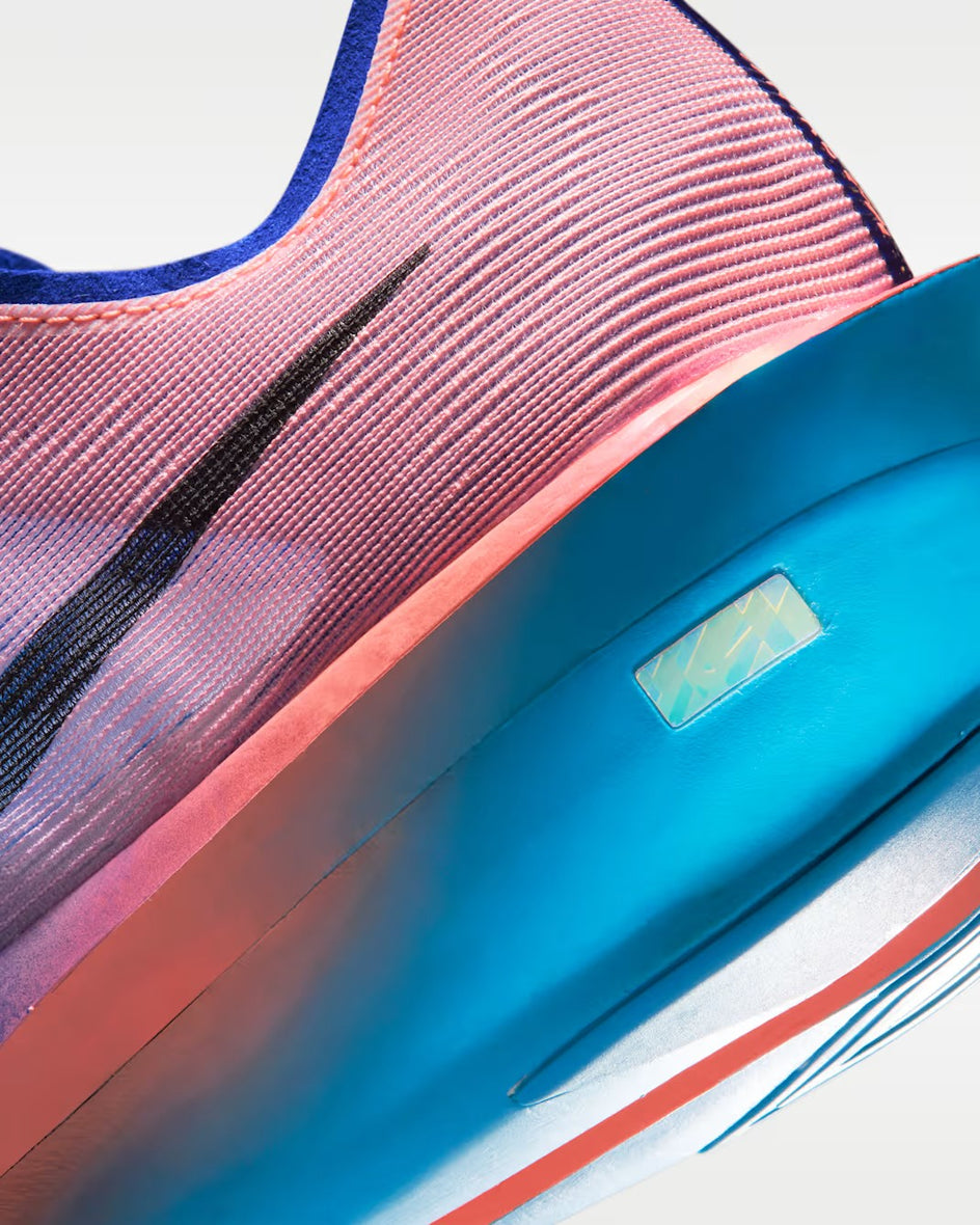 Nike Vaporfly van opzij met de ZoomX-middenzool